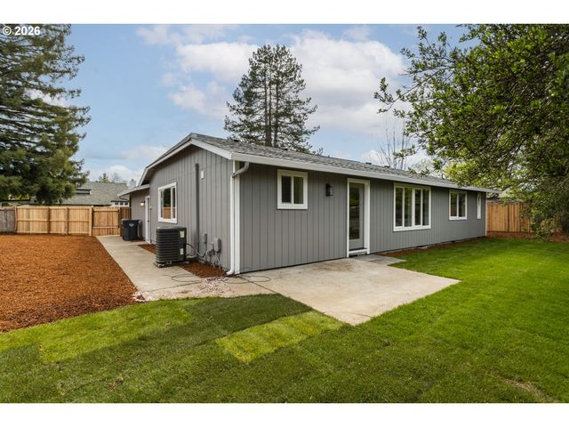 174 Sw 10TH Ave, Canby, OR 97013
