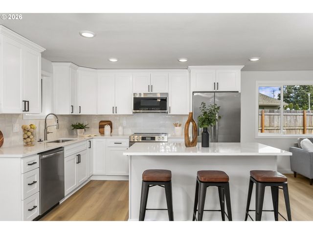 174 Sw 10TH Ave, Canby, OR 97013