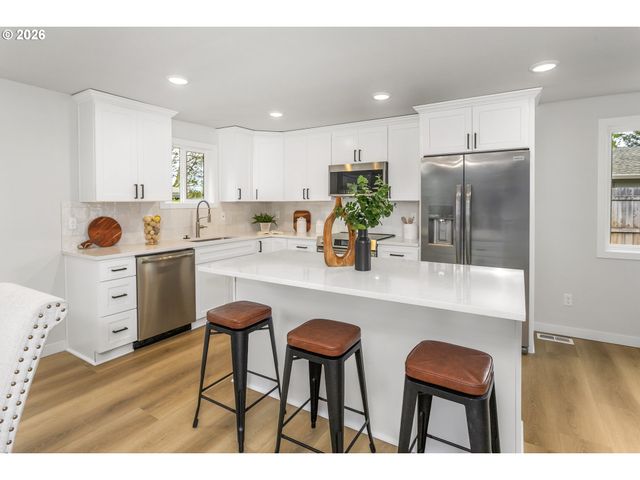 174 Sw 10TH Ave, Canby, OR 97013