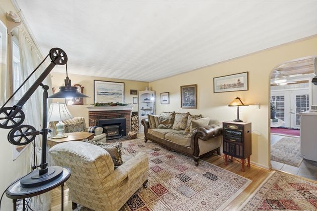 4 Laurel Street, Woburn, MA 01801