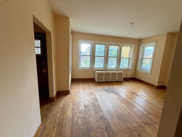 5216 W Melrose Street, Chicago, IL 60641