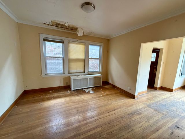 5216 W Melrose Street, Chicago, IL 60641