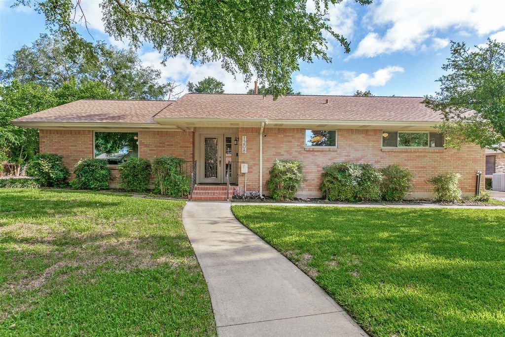 1208 Amherst Drive, Denton, TX 76201