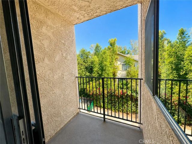 23401 Park Sorrento 22, Calabasas, CA 91302