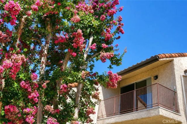 23401 Park Sorrento 22, Calabasas, CA 91302