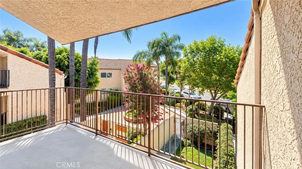 23401 Park Sorrento 22, Calabasas, CA 91302