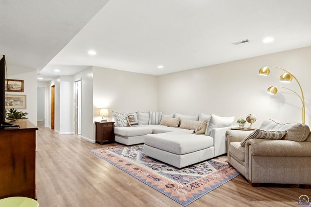 4037 NW Fielding TER, Topeka, KS 66618