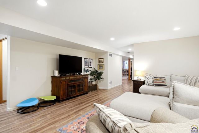 4037 NW Fielding TER, Topeka, KS 66618