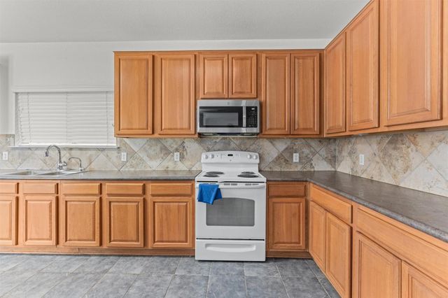 804 Yosemite TRL, Taylor, TX 76574