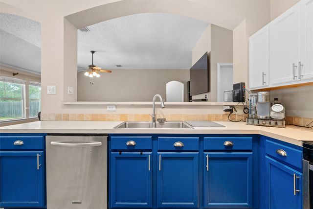 403 Creek Point Lane, Arlington, TX 76002