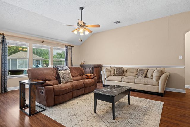 403 Creek Point Lane, Arlington, TX 76002