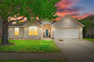 403 Creek Point Lane, Arlington, TX 76002