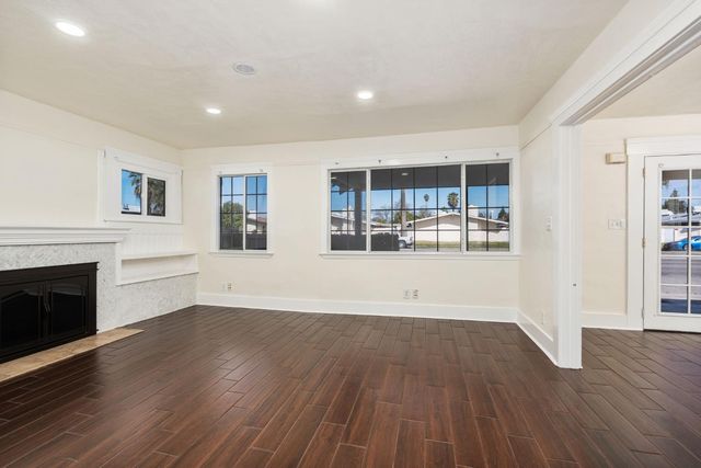 5064 E Belmont Avenue, Fresno, CA 93727