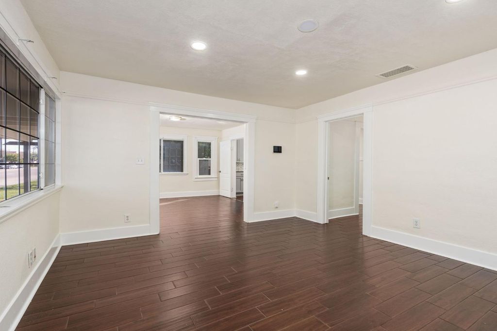 Image 12 of property listing at 5064 E Belmont Avenue, Fresno, CA 93727