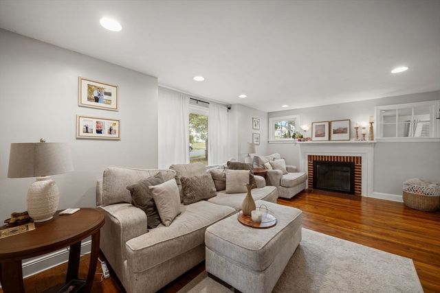 212 Emerson St, Springfield, MA 01118