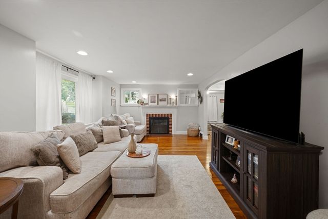 212 Emerson St, Springfield, MA 01118