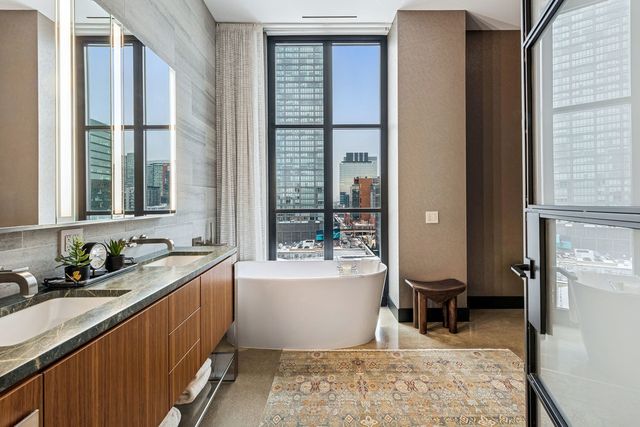 900 W Washington Boulevard 802, Chicago, IL 60607