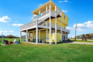 961 Hamilton Drive, Crystal Beach, TX 77650