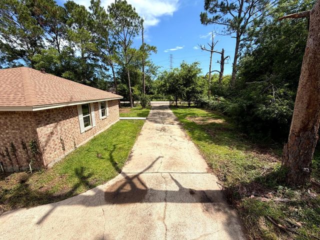 748 County Road 296d, Alvin, TX 77511