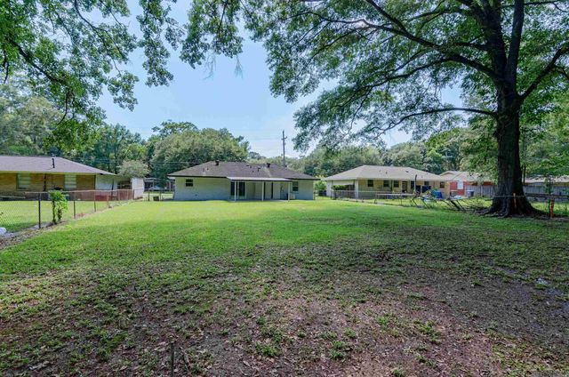 614 Cypress Dr, Baker, LA 70714