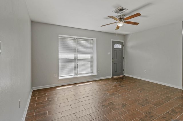 614 Cypress Dr, Baker, LA 70714