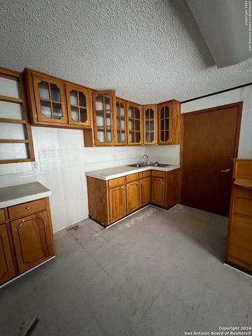 206 N 5TH ST, Carrizo Springs, TX 78834