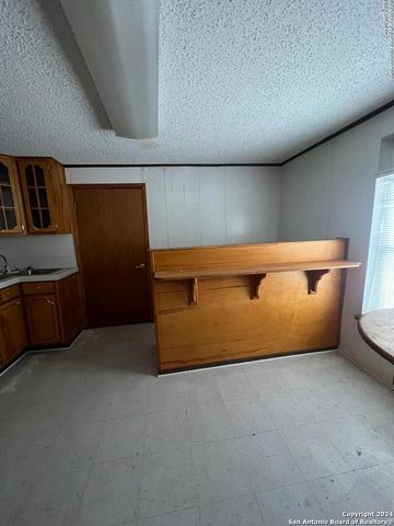 206 N 5TH ST, Carrizo Springs, TX 78834