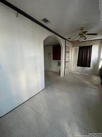 206 N 5TH ST, Carrizo Springs, TX 78834