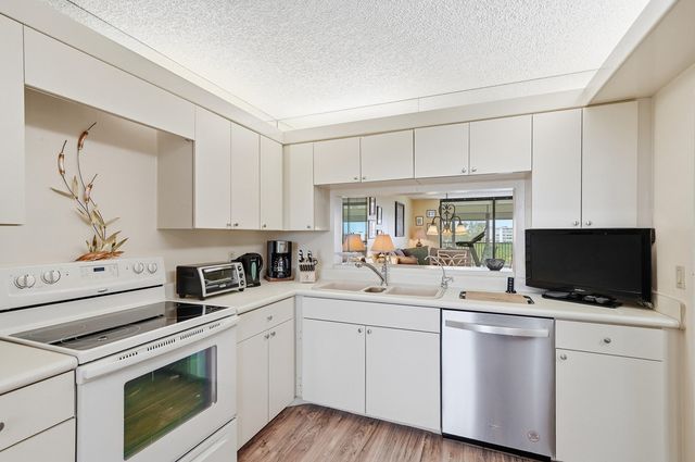 7050 NW 44th Street 705, Lauderhill, FL 33319