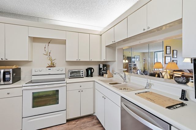 7050 NW 44th Street 705, Lauderhill, FL 33319