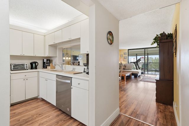 7050 NW 44th Street 705, Lauderhill, FL 33319