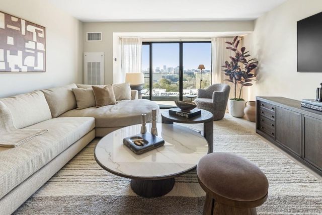 2460 Peachtree NE Road 1105, Atlanta, GA 30305