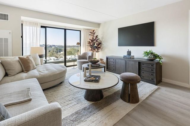 2460 Peachtree NE Road 1105, Atlanta, GA 30305