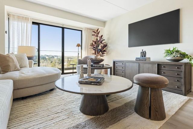 2460 Peachtree NE Road 1105, Atlanta, GA 30305