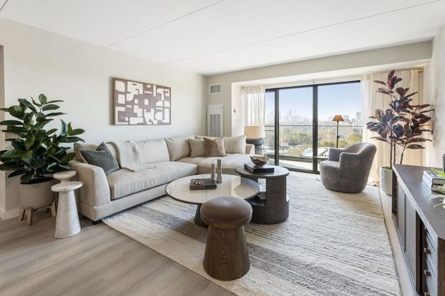 2460 Peachtree NE Road 1105, Atlanta, GA 30305