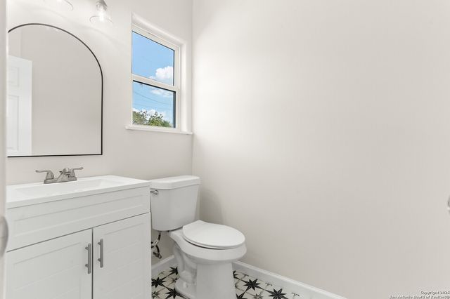 1962 E Crockett, San Antonio, TX 78202