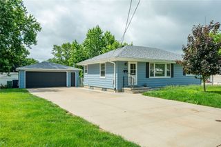 7414 Dennis Drive, Urbandale, IA 50322