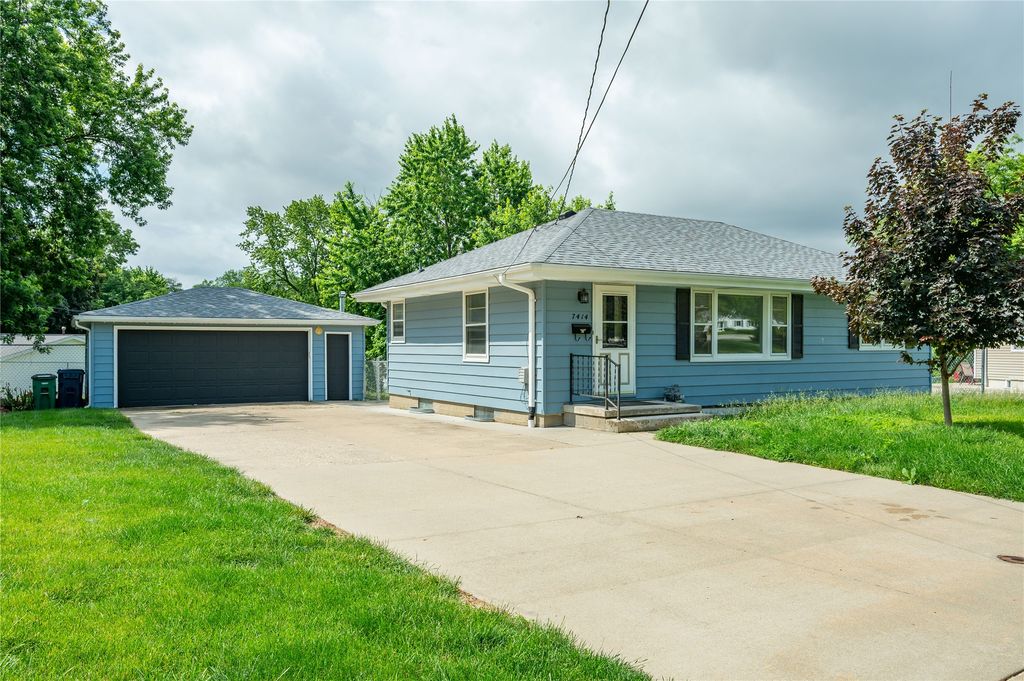 7414 Dennis Drive, Urbandale, IA 50322