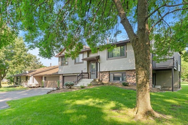 566 Donegal Circle, Shoreview, MN 55126