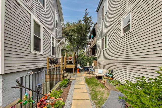 1639 W Farragut Avenue, Chicago, IL 60640