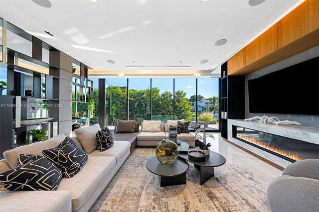 790 Lake Rd, Miami, FL 33137