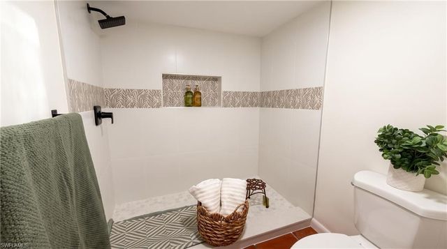 1826 Kings Lake BLVD 203, Naples, FL 34112