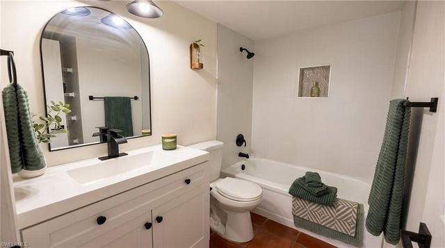 1826 Kings Lake BLVD 203, Naples, FL 34112