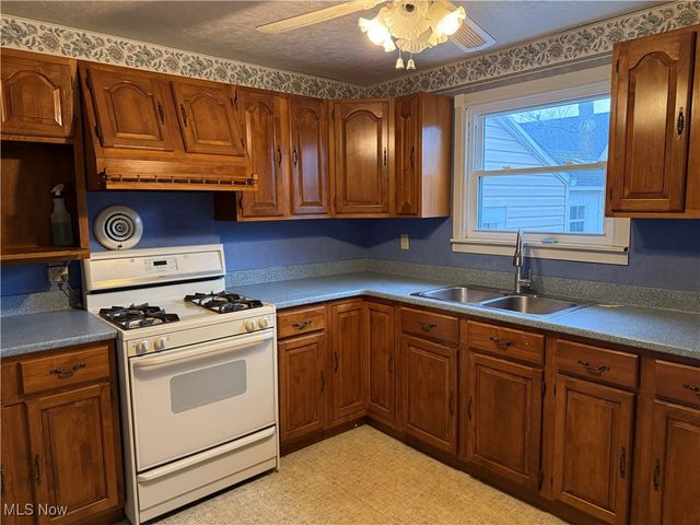 38462 S Beachview Road, Willoughby, OH 44094