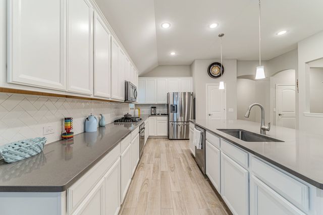 1048 Pinnacle Breeze Drive, Fort Worth, TX 76052