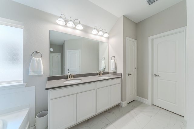 1048 Pinnacle Breeze Drive, Fort Worth, TX 76052