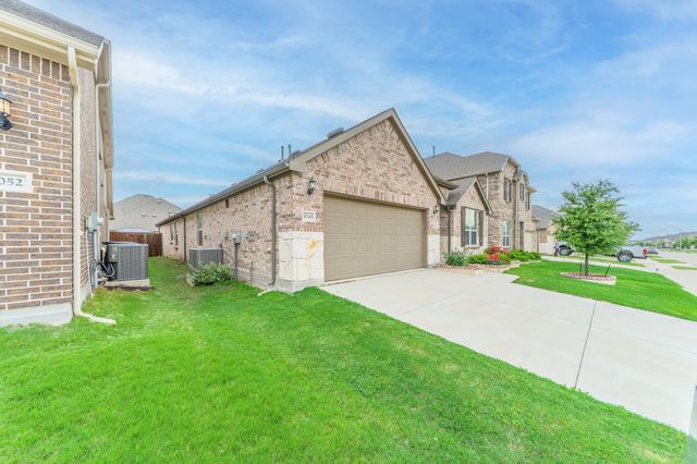 1048 Pinnacle Breeze Drive, Fort Worth, TX 76052
