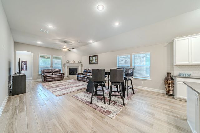 1048 Pinnacle Breeze Drive, Fort Worth, TX 76052