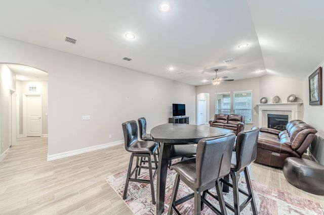 1048 Pinnacle Breeze Drive, Fort Worth, TX 76052