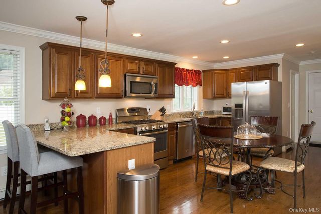 6 Jamil Court, Poughkeepsie, NY 12603